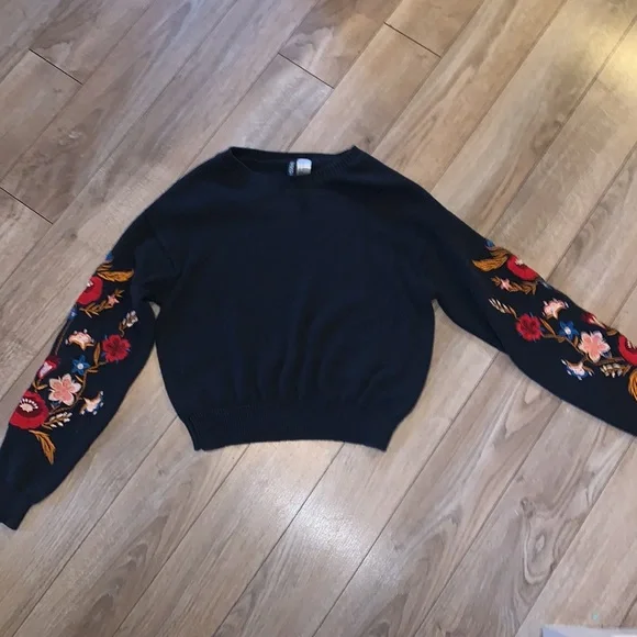 Crop embroidered sweater - Picture 2 of 3